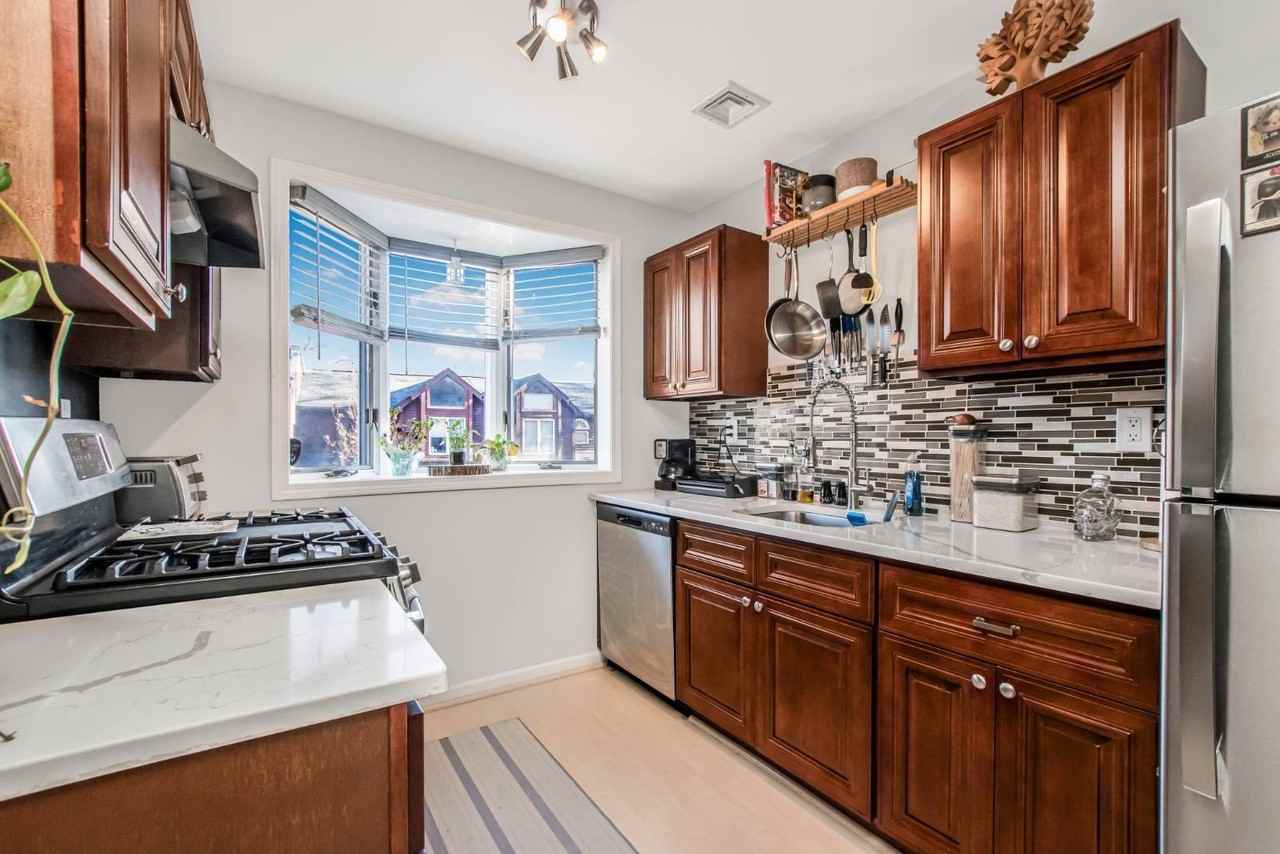8 Davids Ln - Photo 2 of 26