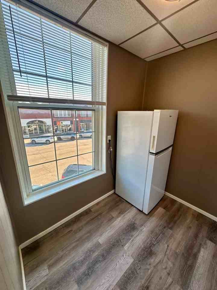 121 W 6th St #1 - Photo 4 of 11