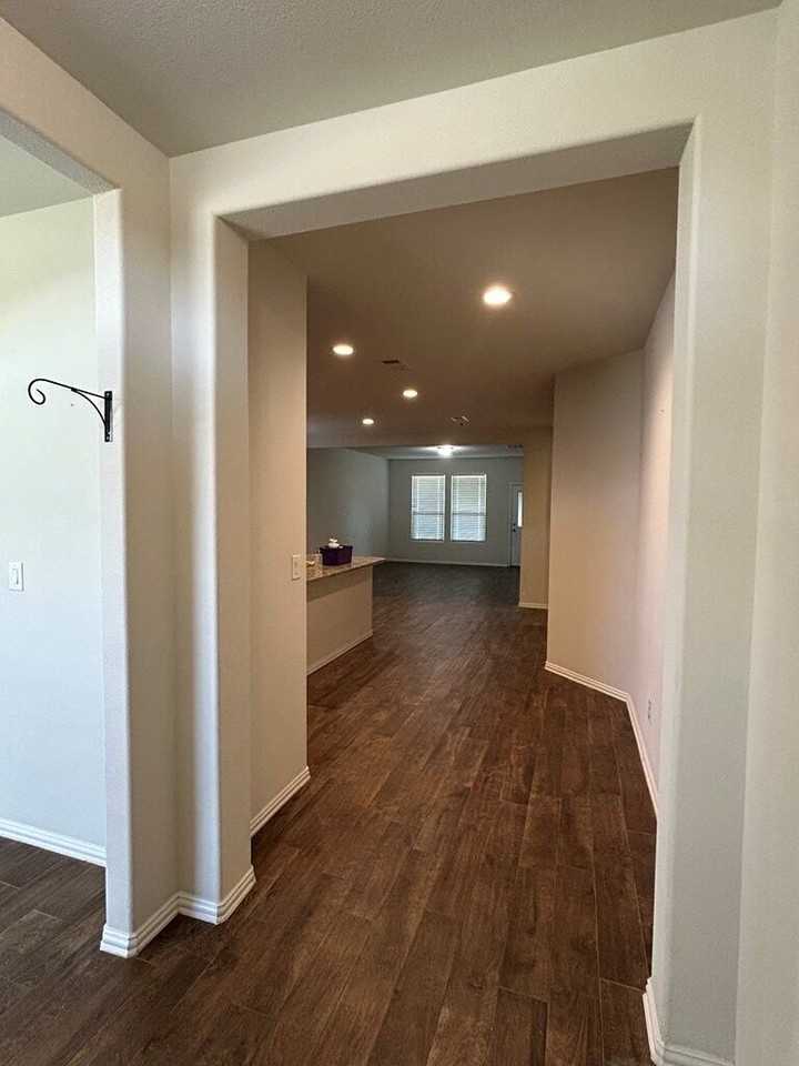 1713 Twin Falls Dr - Photo 2 of 15