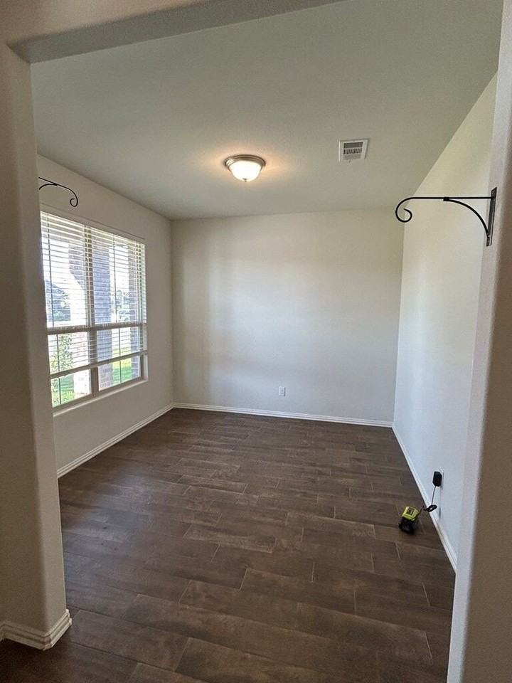 1713 Twin Falls Dr - Photo 3 of 15