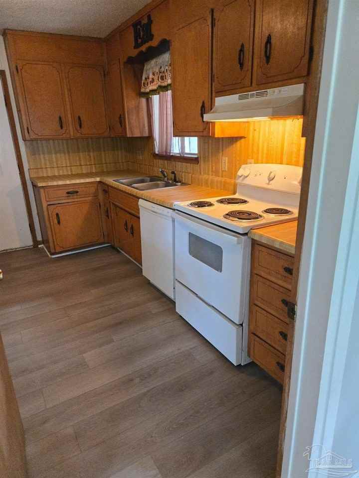 5808 Saint Benedict Ave - Photo 7 of 9