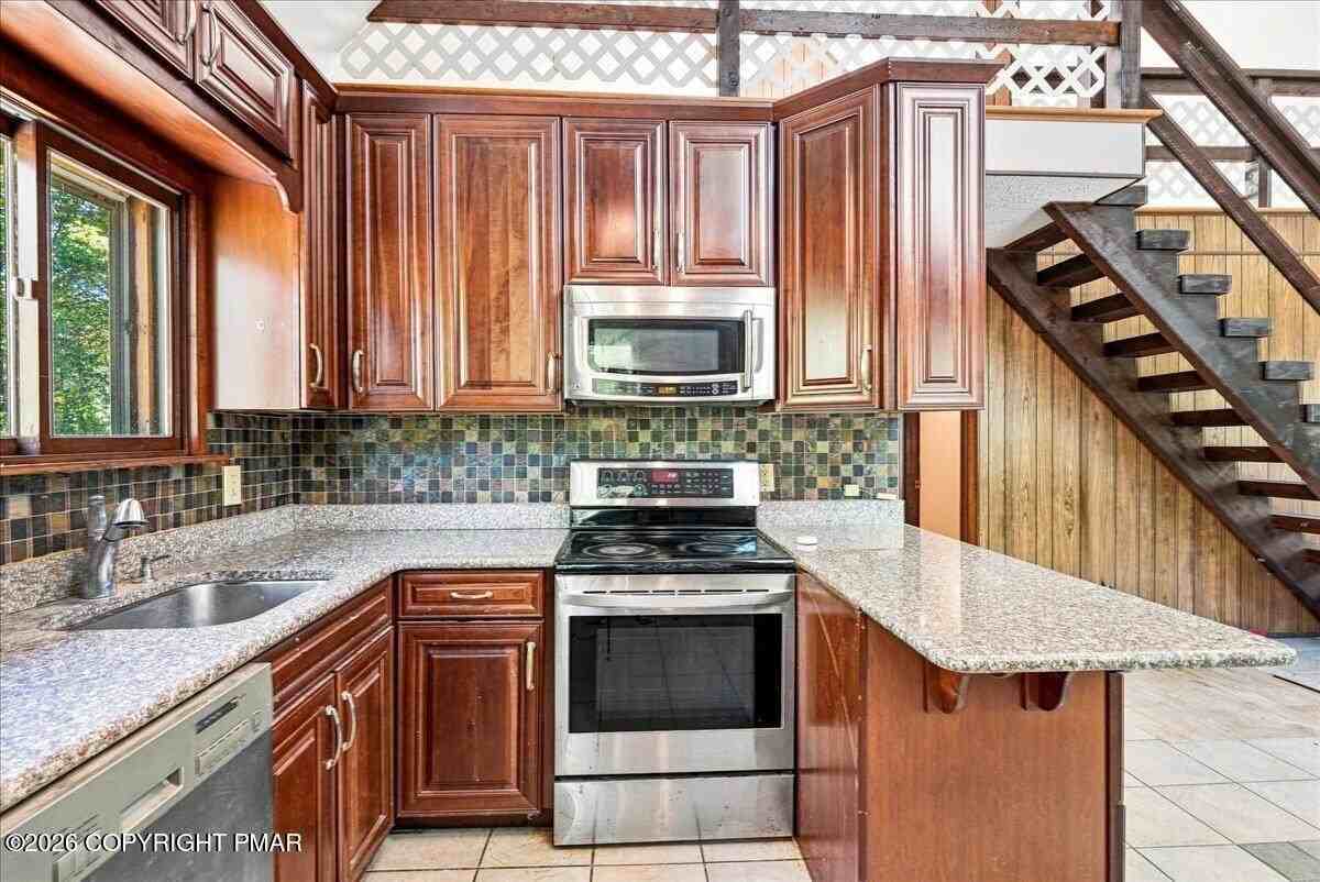 6520 Runnymead Ln - Photo 3 of 24