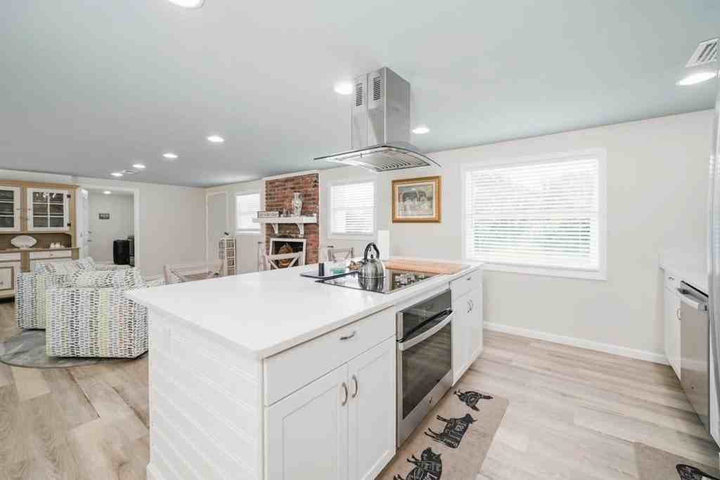 604 10th St - Photo 4 of 37
