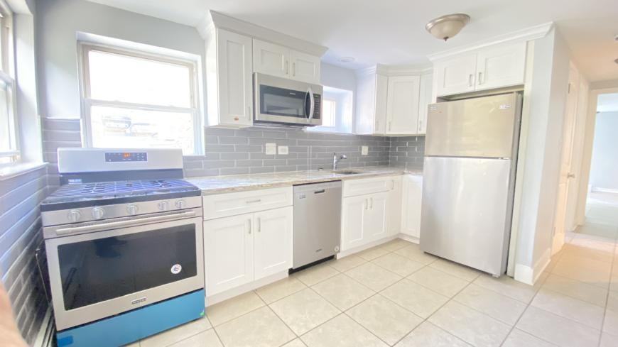 2912 N 75th Ave - Photo 4 of 10