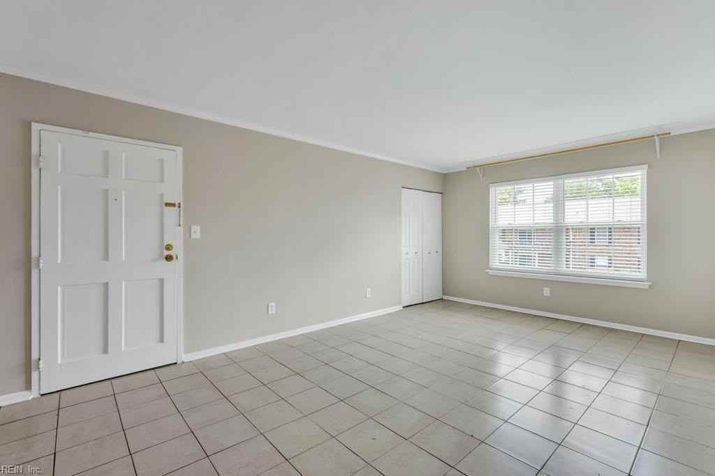 1015 Barclay Sq - Photo 2 of 33