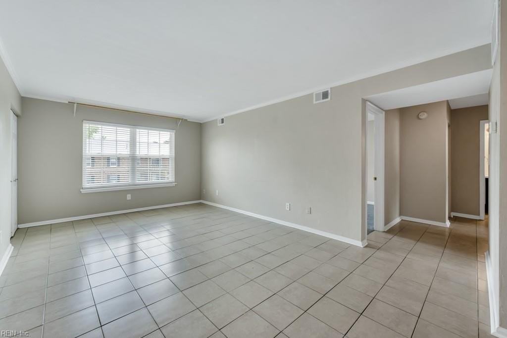 1015 Barclay Sq - Photo 3 of 33