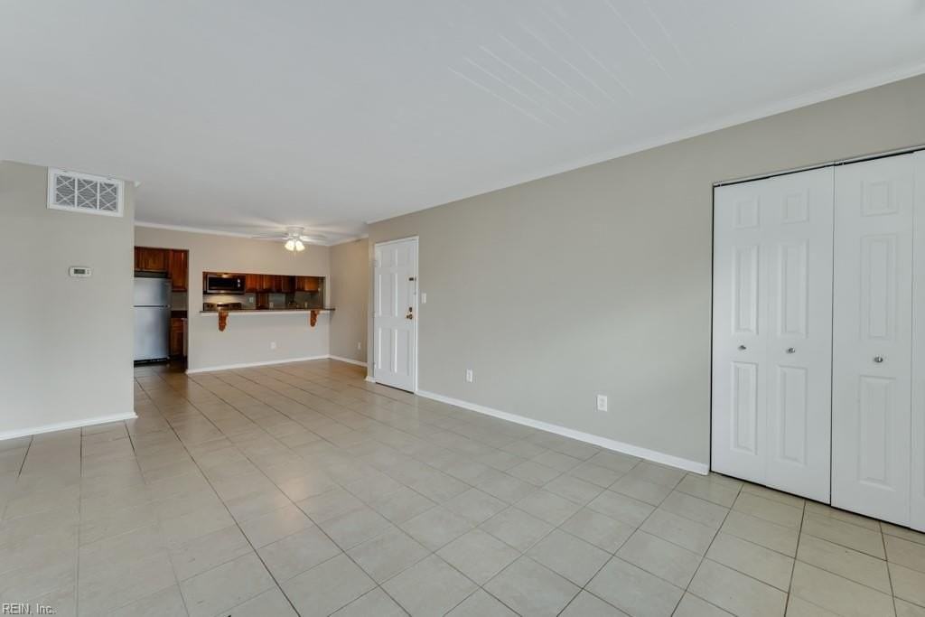 1015 Barclay Sq - Photo 4 of 33