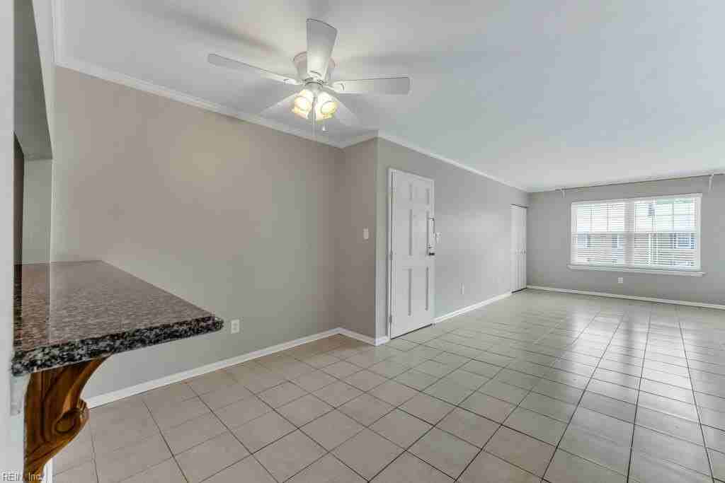 1015 Barclay Sq - Photo 5 of 33