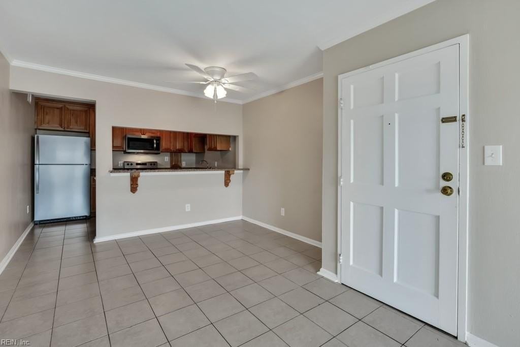 1015 Barclay Sq - Photo 6 of 33