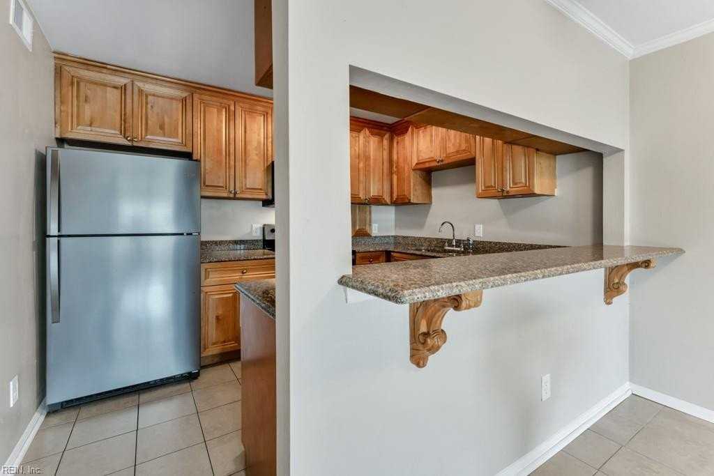 1015 Barclay Sq - Photo 7 of 33