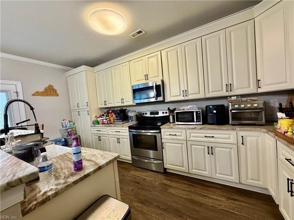 1302 Hawthorne Dr #B - Photo 2 of 23