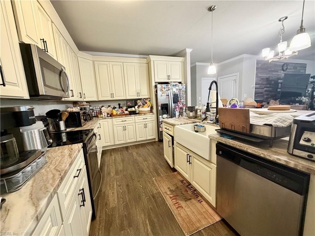 1302 Hawthorne Dr #B - Photo 3 of 23