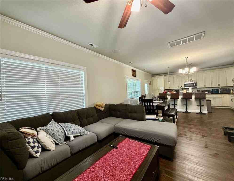 1302 Hawthorne Dr #B - Photo 4 of 23