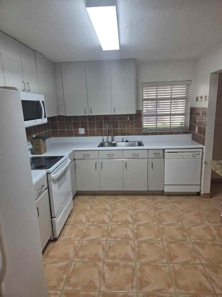 3062 Riverside Dr #4F - Photo 4 of 16