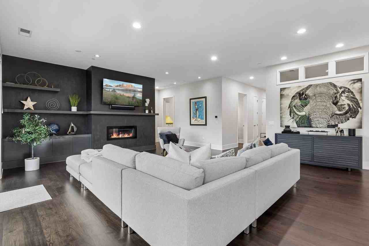 935 Lake St E #202 - Photo 3 of 28