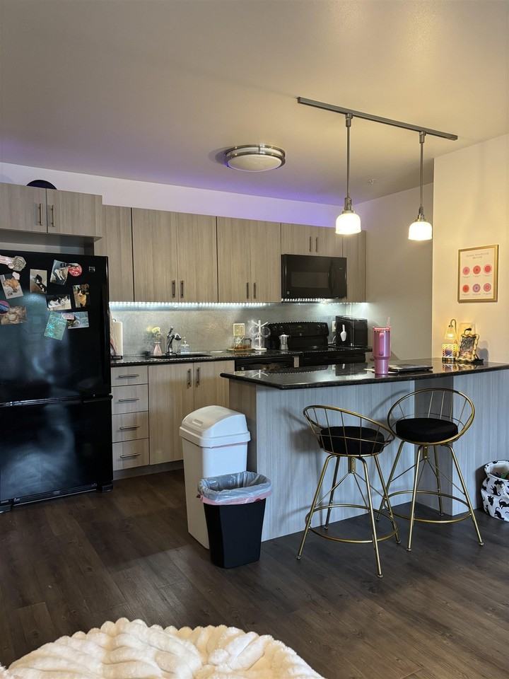 320 W Broadway - Photo 2 of 10