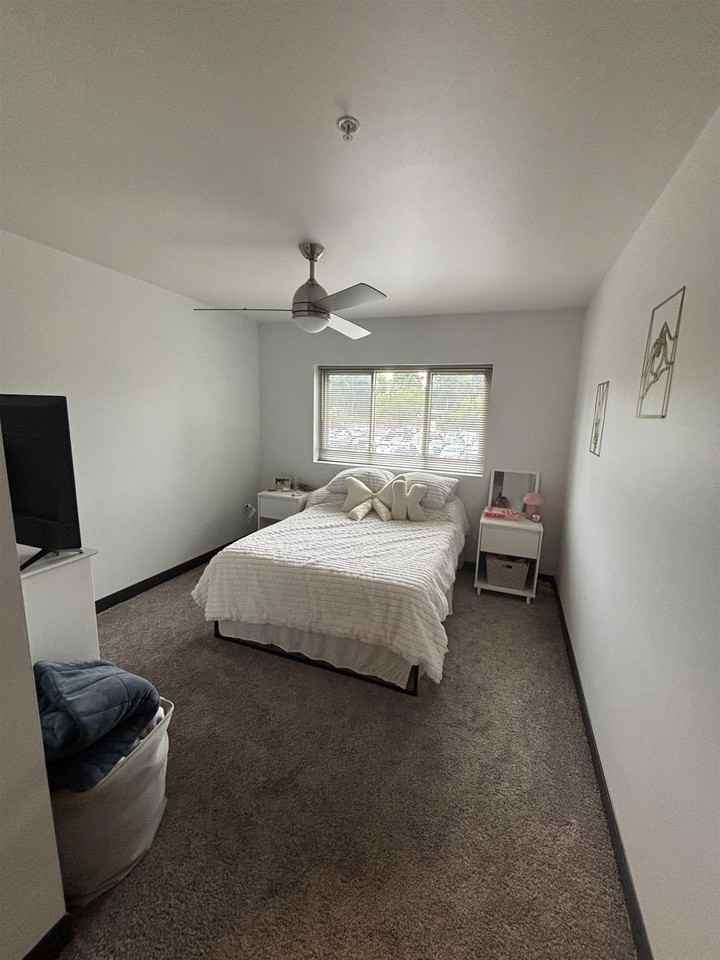 320 W Broadway - Photo 4 of 10