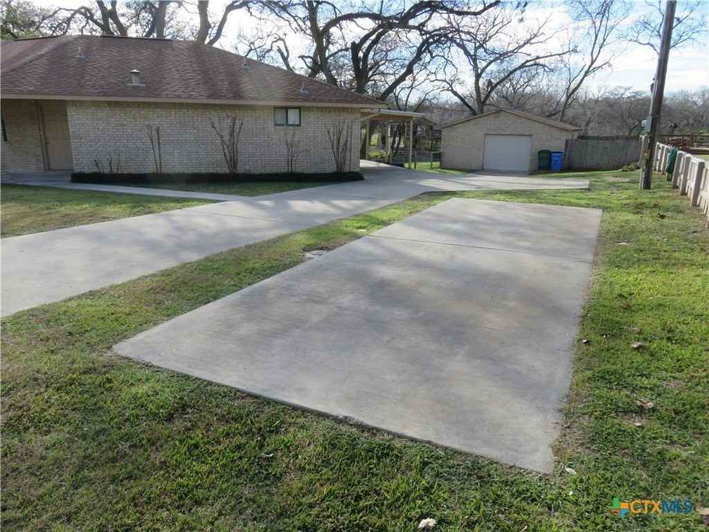 900 Boenig St - Photo 6 of 35