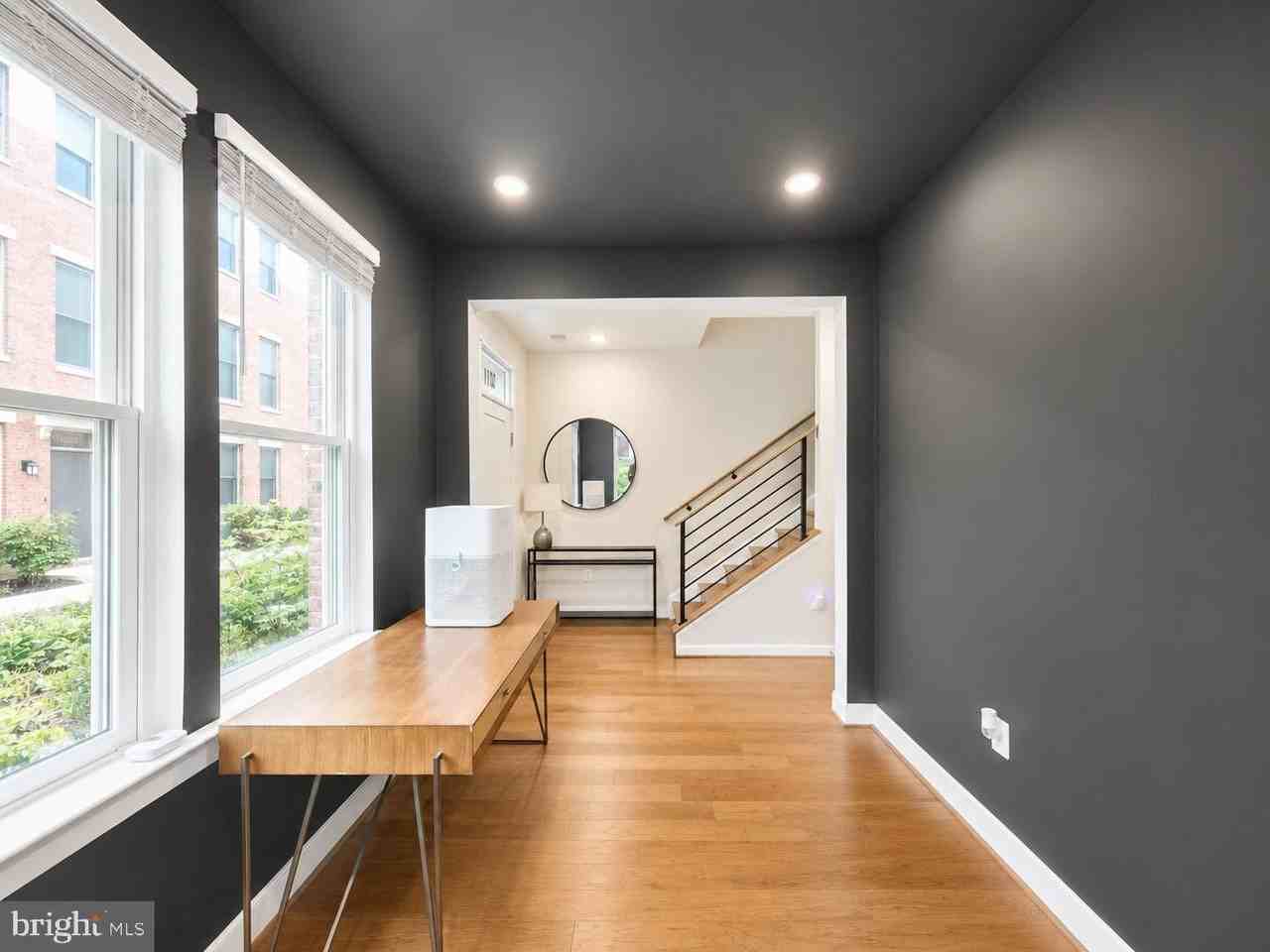 1011 Sycamore Dr Se - Photo 4 of 41