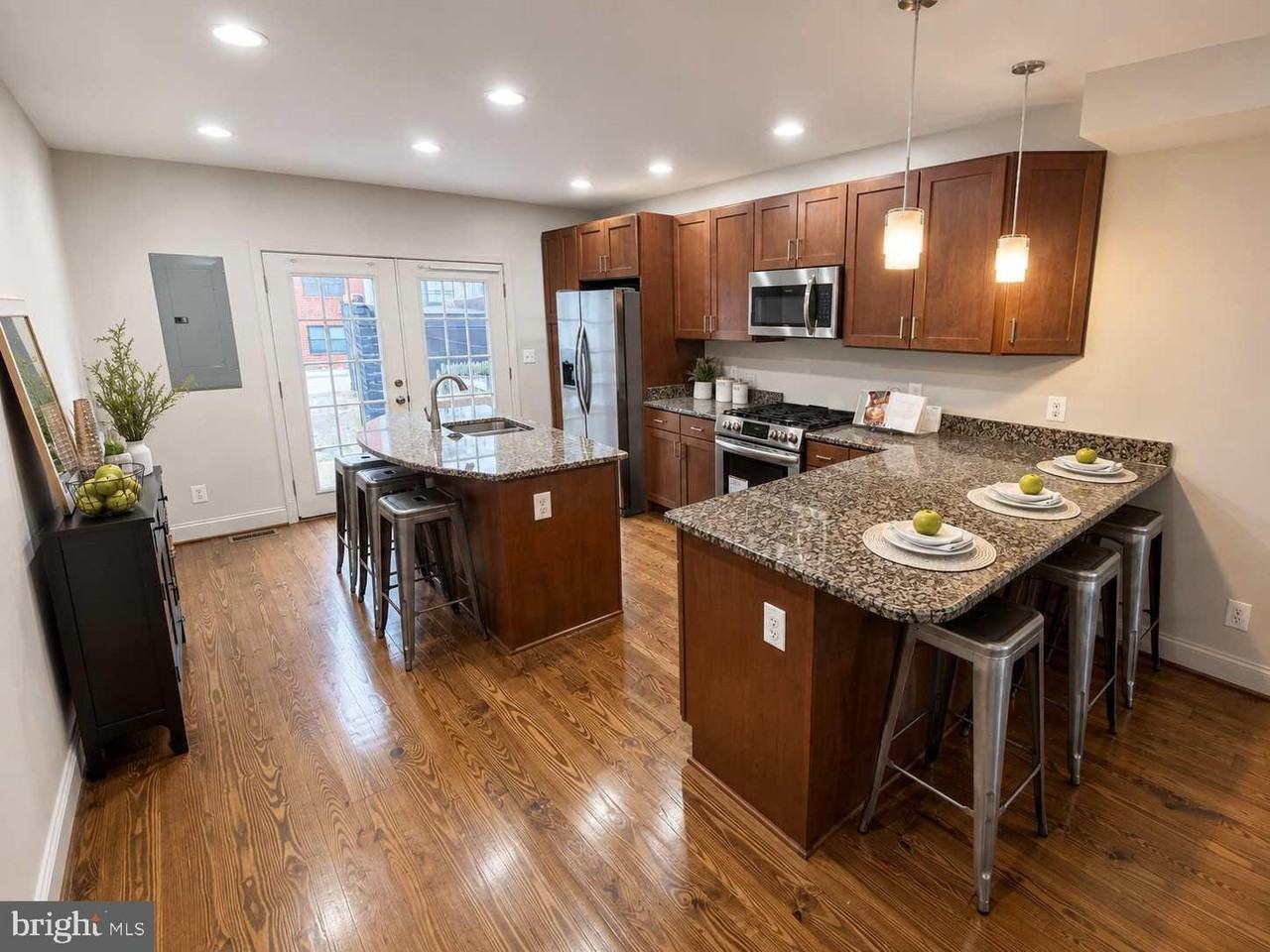 1832 Light St - Photo 5 of 32