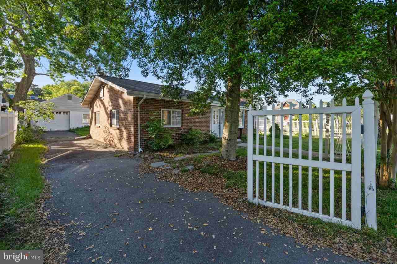 1626 Bayberry Rd - Photo 2 of 48