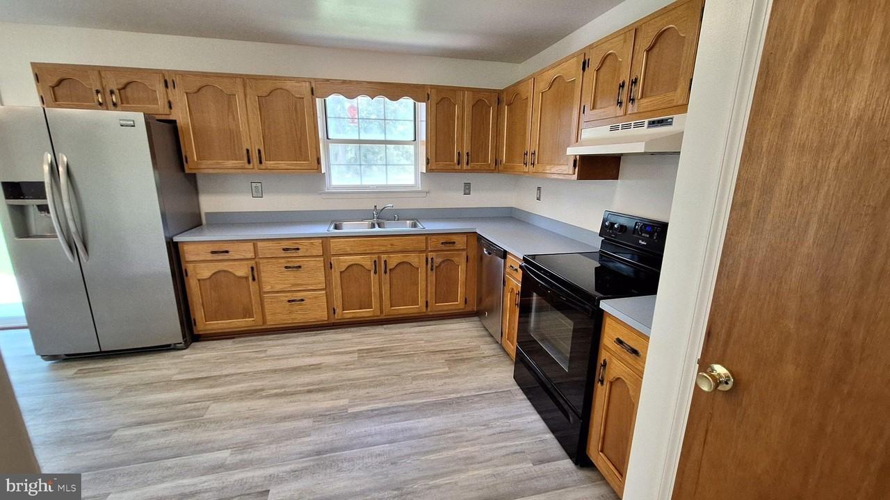 7108 Glen Albin Rd - Photo 3 of 25