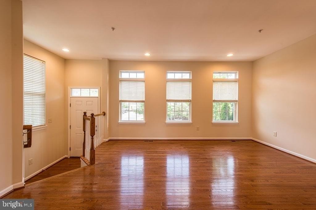 9829 Solar Crse - Photo 2 of 38