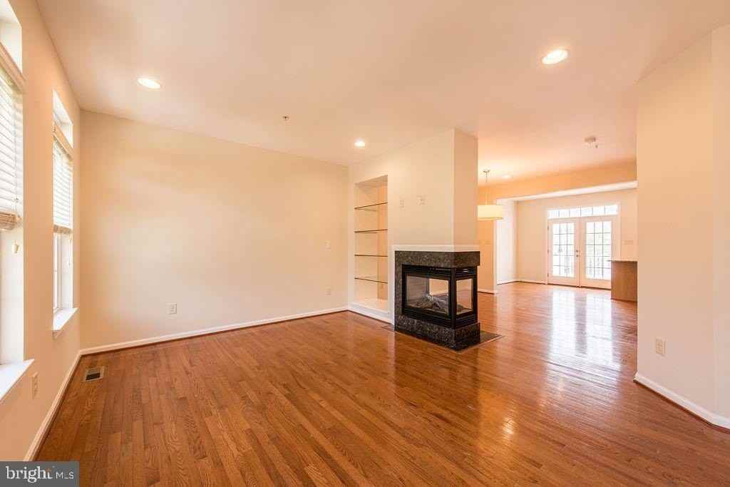 9829 Solar Crse - Photo 3 of 38