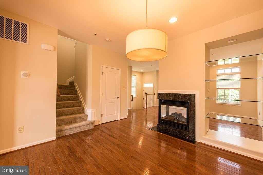 9829 Solar Crse - Photo 7 of 38
