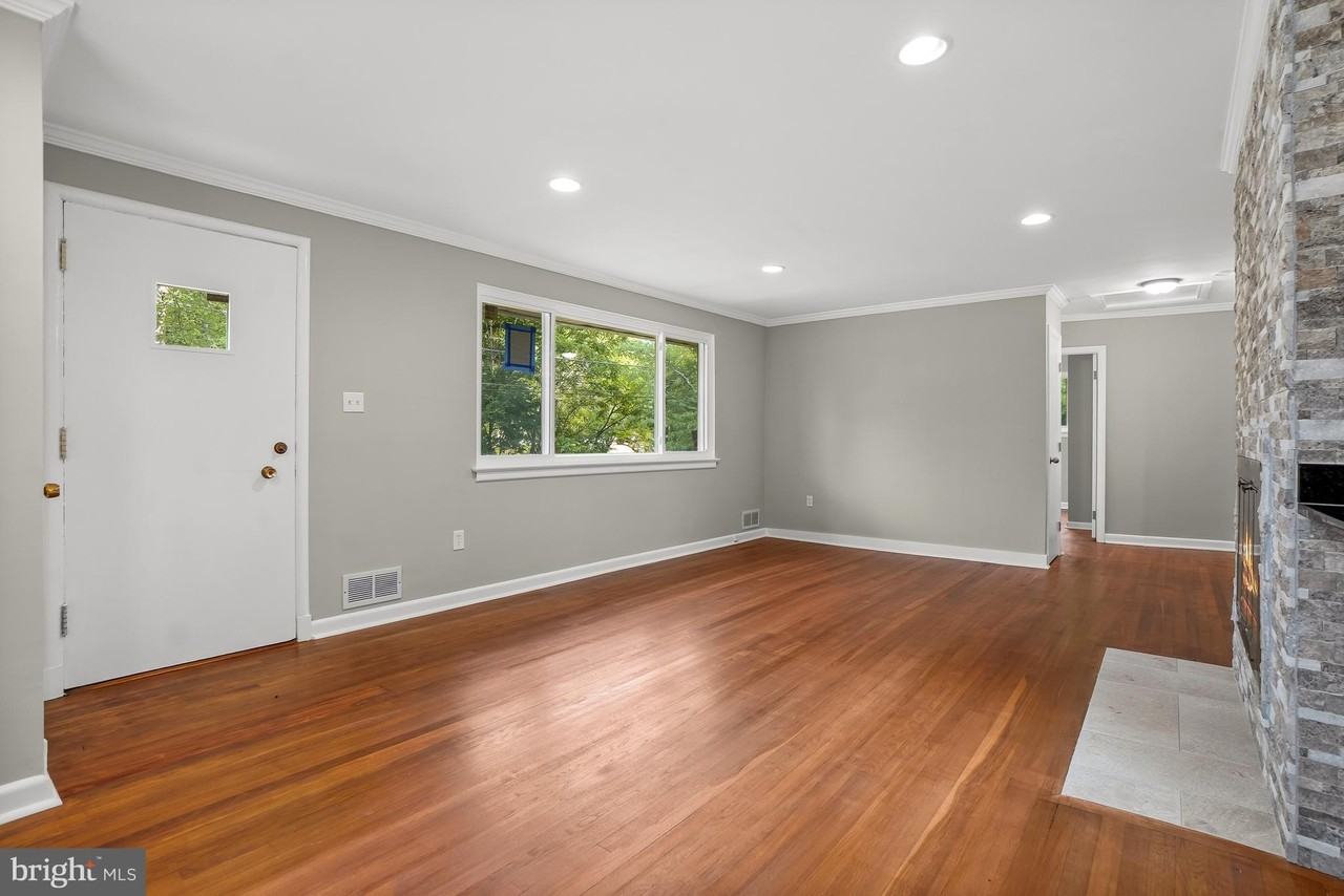 10705 Lockridge Dr - Photo 3 of 30