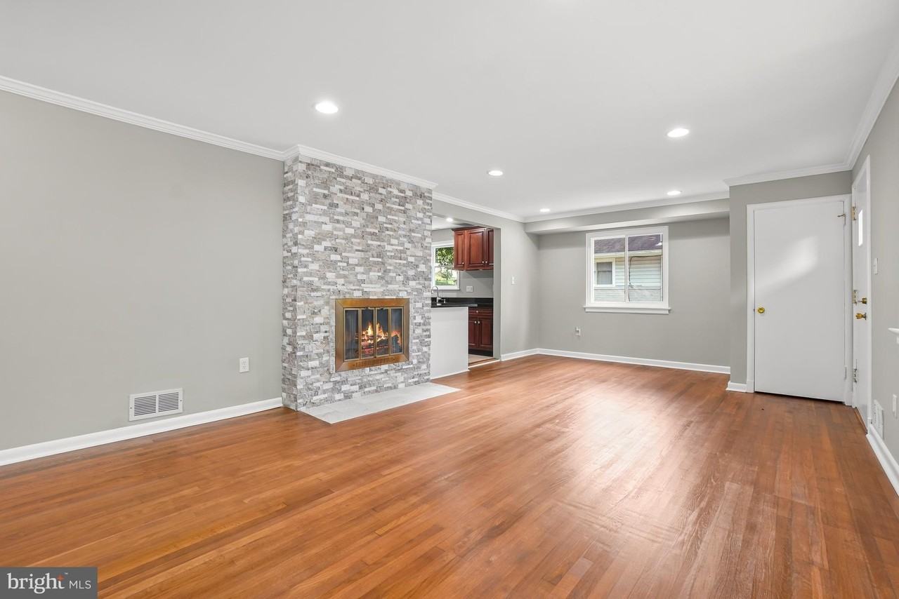 10705 Lockridge Dr - Photo 4 of 30