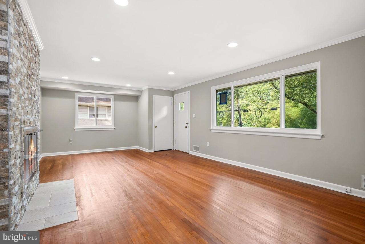 10705 Lockridge Dr - Photo 5 of 30