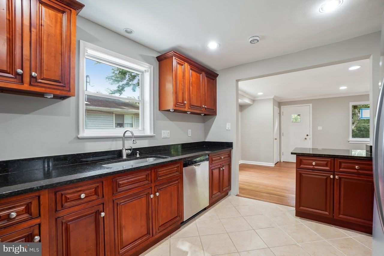 10705 Lockridge Dr - Photo 7 of 30