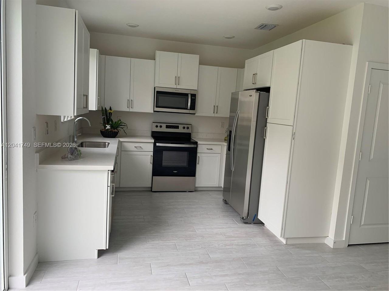 1068 Se 24th Ave - Photo 4 of 7