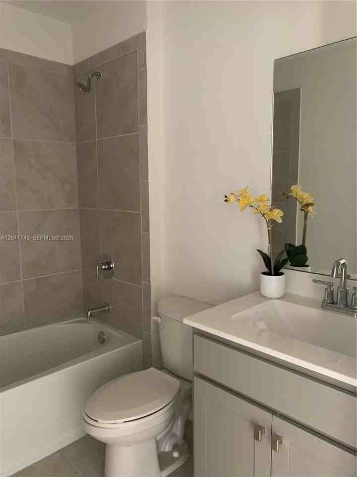1068 Se 24th Ave - Photo 5 of 7
