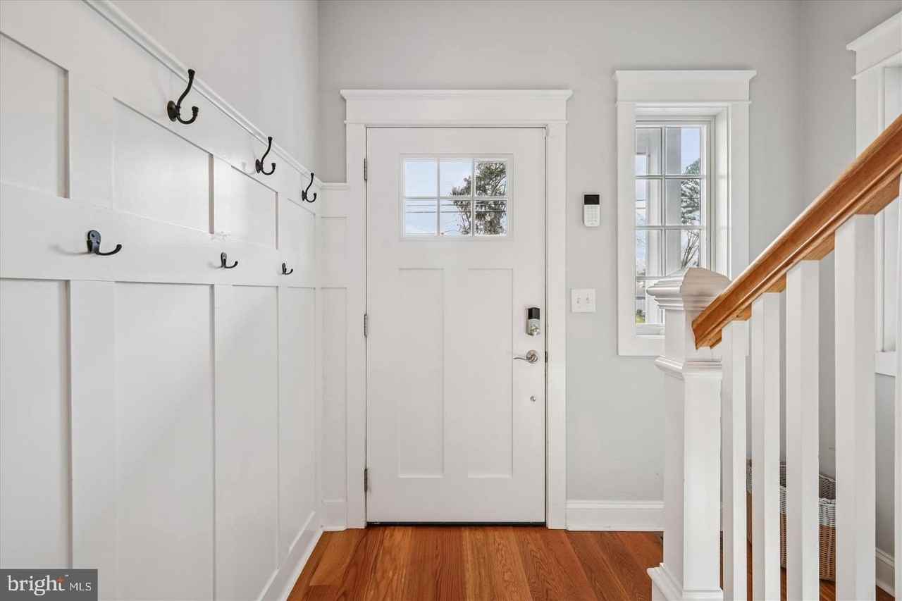 215 E Chew Ave - Photo 4 of 41