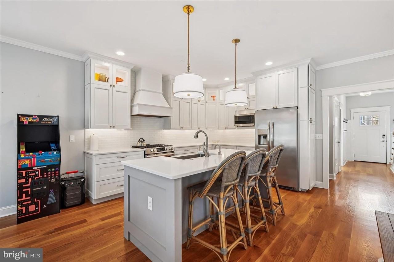 215 E Chew Ave - Photo 5 of 41