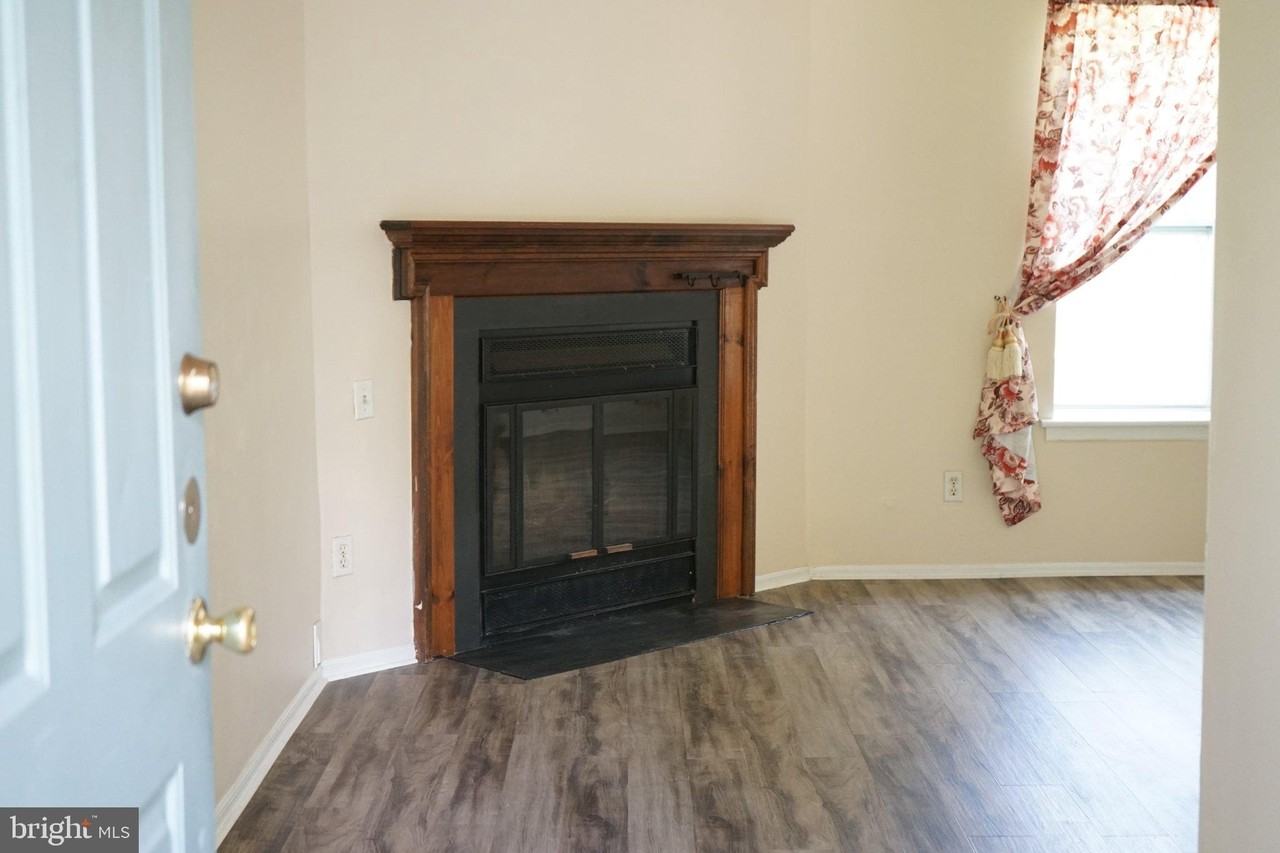 906 Roberts Ln - Photo 2 of 10