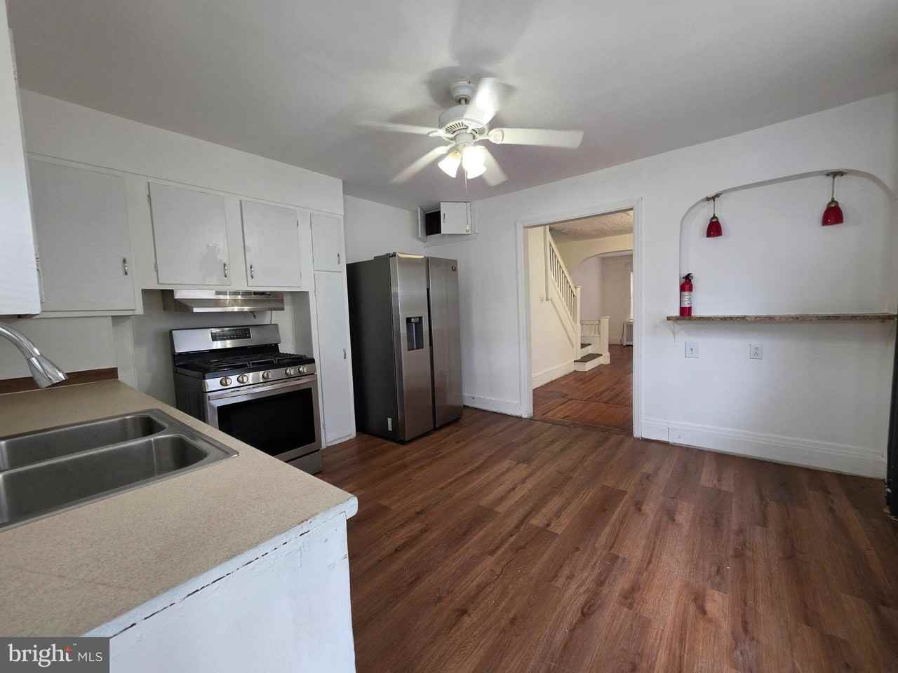 921 Revere Ave - Photo 5 of 15