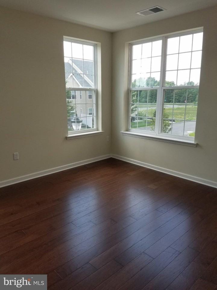 1128 Halifax Pl - Photo 3 of 11