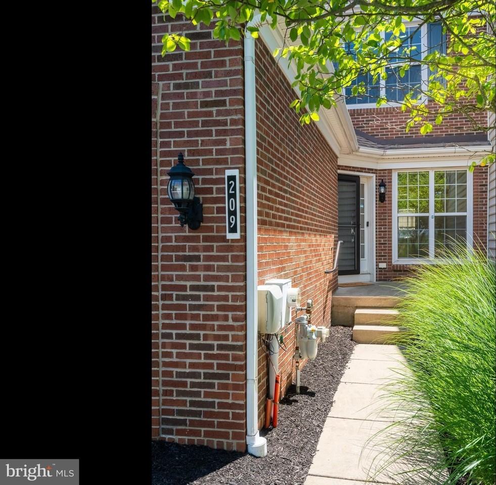 209 N Caldwell Cir - Photo 3 of 50