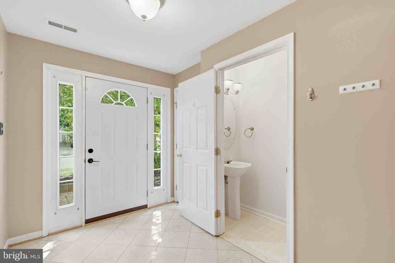 46670 Cavendish Sq - Photo 2 of 37