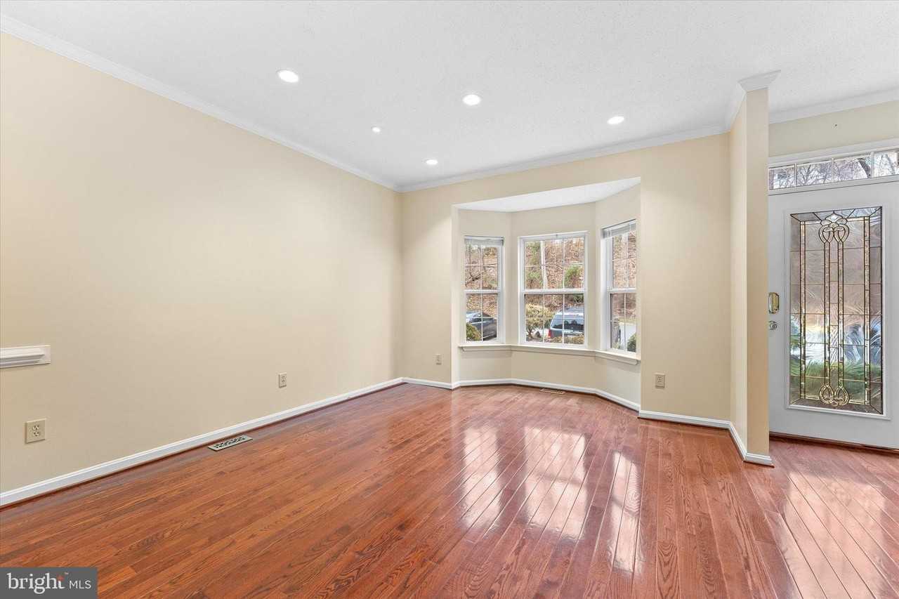 407 Lakeview Ct - Photo 4 of 49