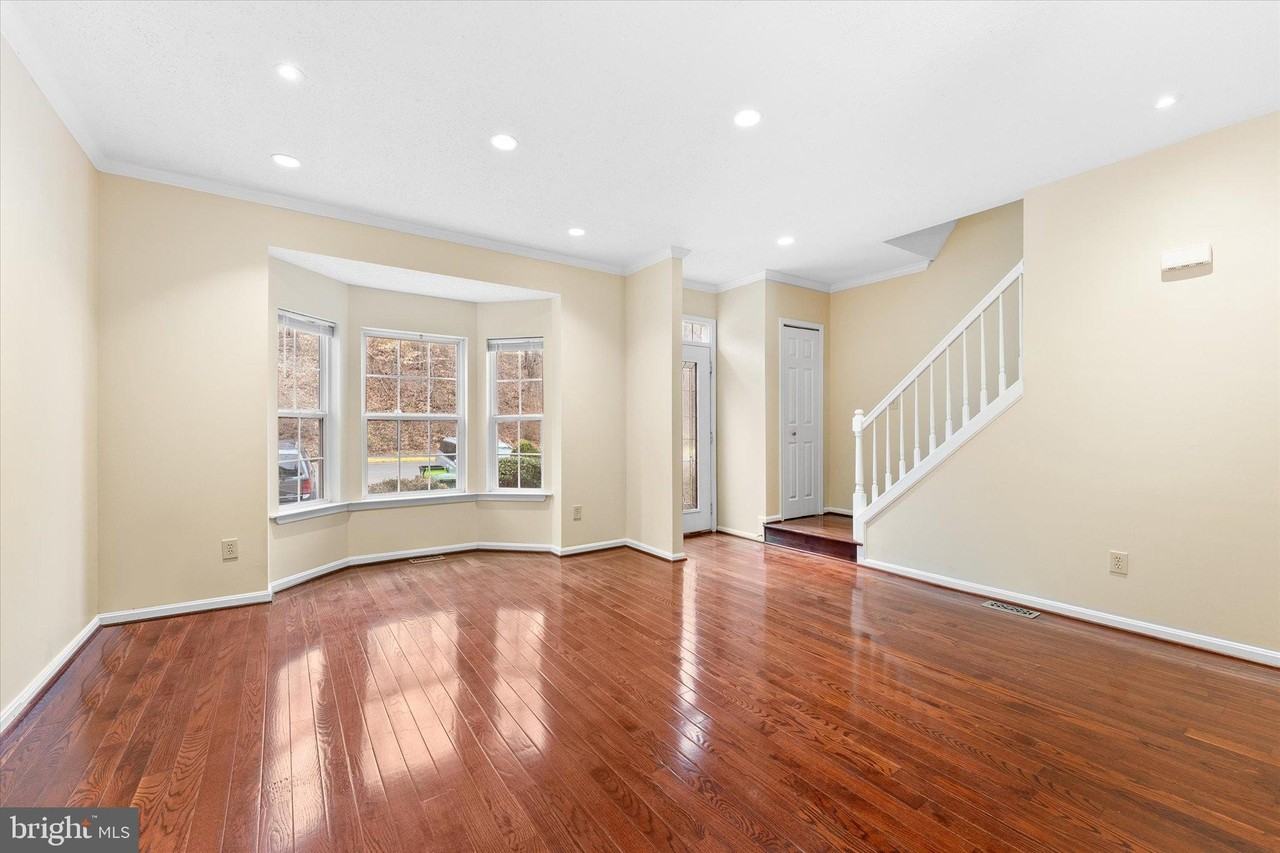 407 Lakeview Ct - Photo 5 of 49