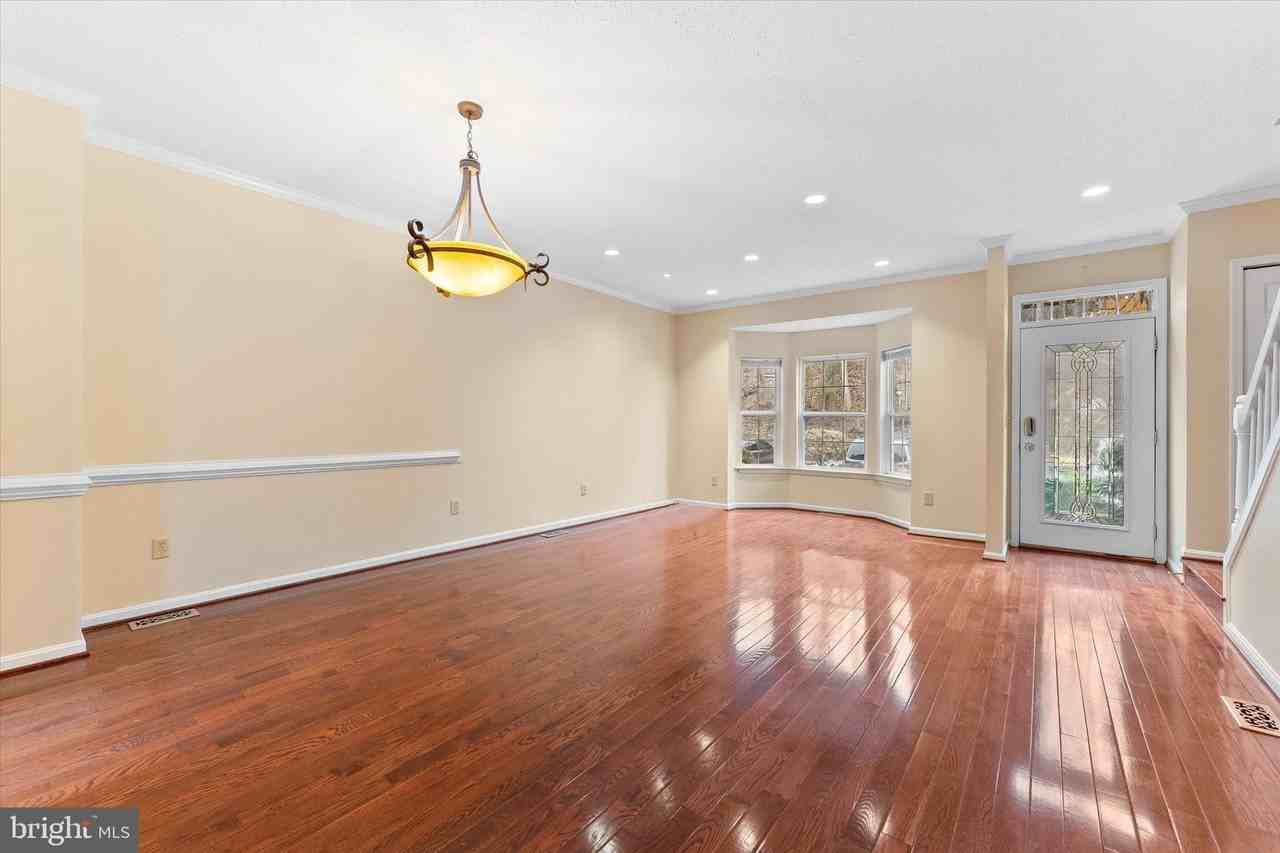 407 Lakeview Ct - Photo 6 of 49