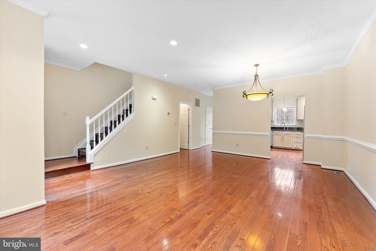 407 Lakeview Ct - Photo 7 of 49
