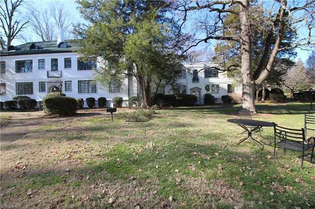 1700 B7 Elm Street - Photo 4 of 15