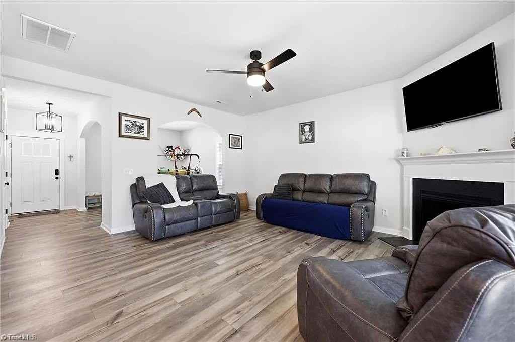 7458 Buckview Ct - Photo 2 of 15