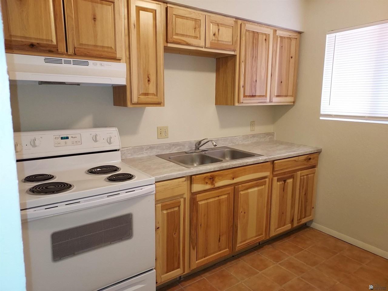2040 S 11th Ave #D - Photo 2 of 13