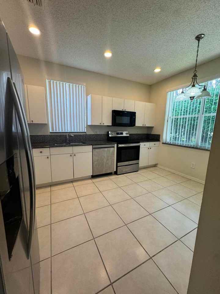 10895 Fillmore Dr - Photo 4 of 8